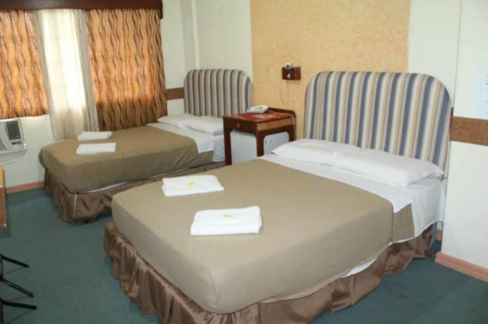 Golden Stallion Suites คากายันเดโอโร ภายนอก รูปภาพ